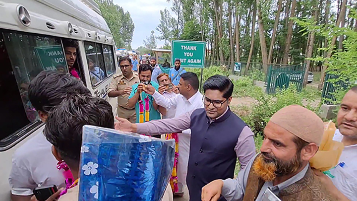 Bandipora welcomes first batch of Amarnath pilgrims