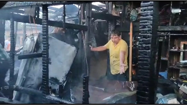 House boat catches fire in Srinagar