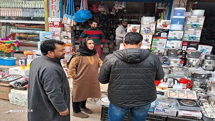 Assistant Labour Commissioner Pulwama conducted surprise visit of markets