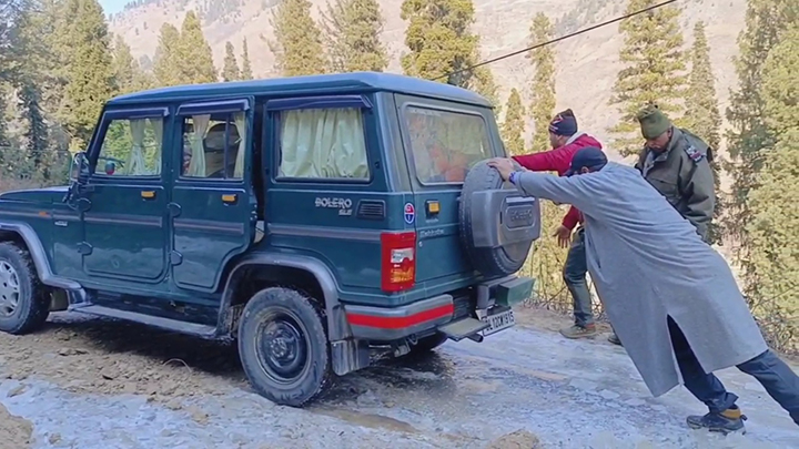 Bagtore-Kanzalwan road in shambless condition poses threat to commuters