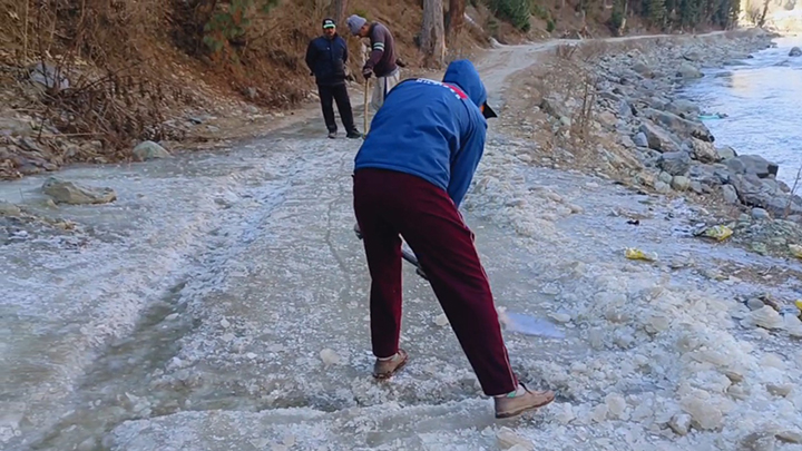 Gurez roads freeze as temperature dips to minus