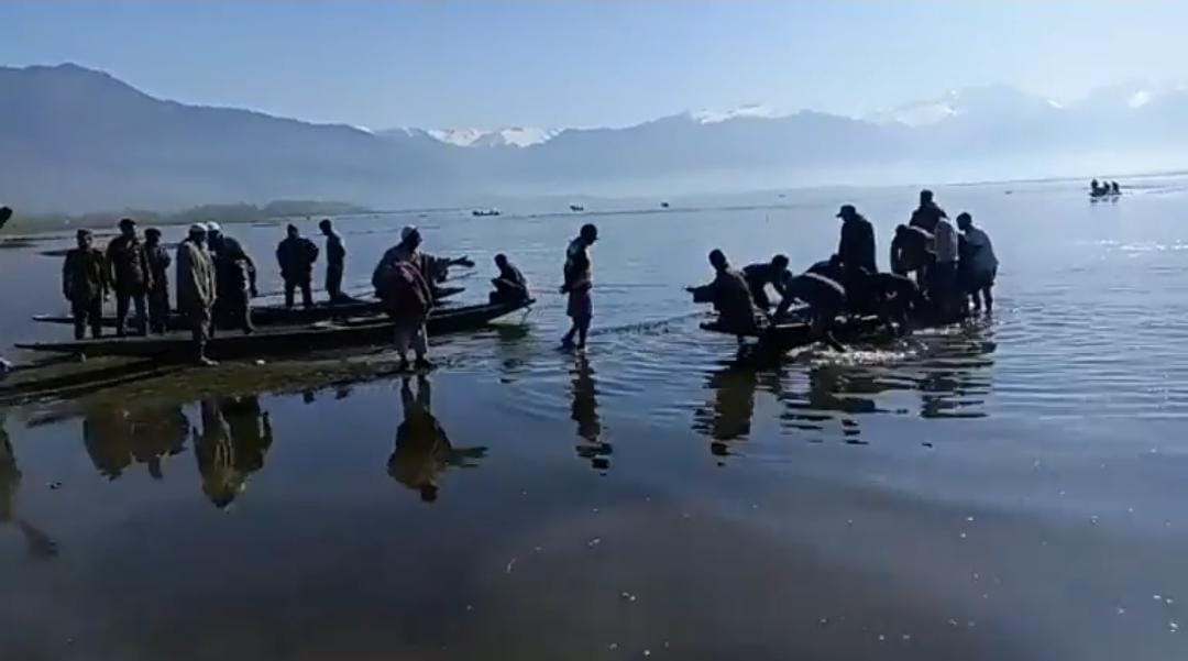 45 year old fisherman died after boat capsized in Wular lake, body retrieve