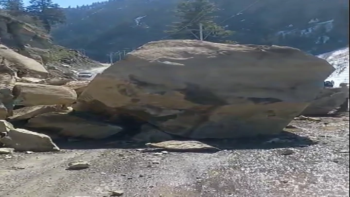 Heavy Stone Slide on Kanzalwan Dawar road in Gurez Halts Traffic, Police Flock to the Spot