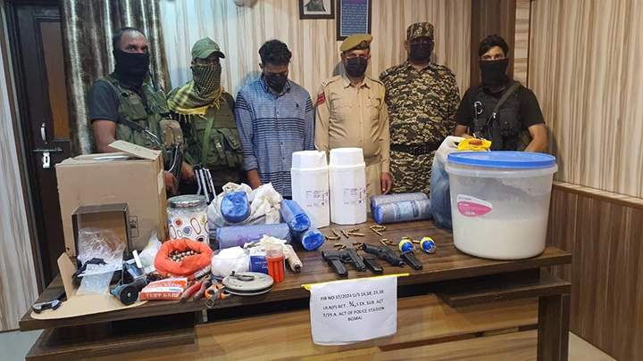 Police arrests terrorist associate in Sopore
