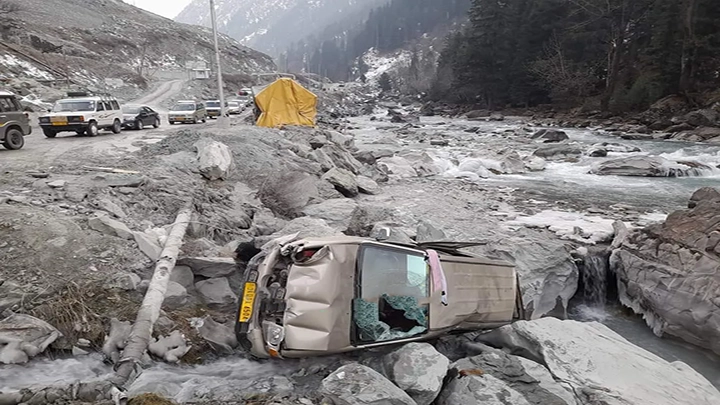 3 tourists including 2 females die in Sonmarg road accident