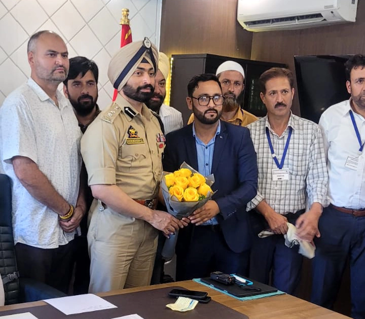 JKECC/JK Teachers Association calls SSP Baramulla, accords warm welcome.
