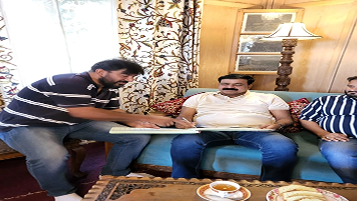 Hon’ble Bihar Tourism Minister Shri Muhammad Zama Khan Visits Houseboat ‘New Golden Flower’ in Srinagar
