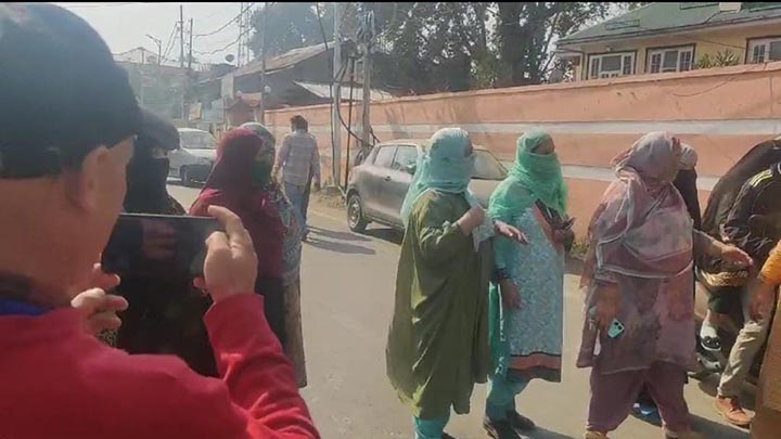Protest outside PHE department against water shortage