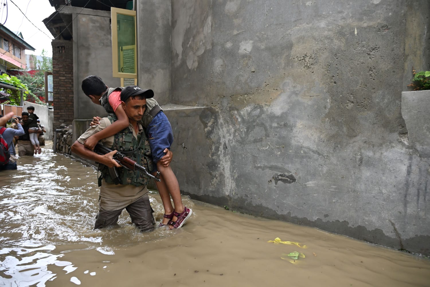 Police Providing Frontline Assistance To Citizens Amid Ongoing Inclement Weather Conditions In Srinagar
