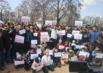 Families, children join EJAC sit-in seeking regularisation of workers in Srinagar
