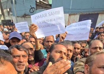 Daily Wagers Stopped Near Radio Kashmir During March Towards NC Headquarters