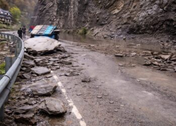 Auto-Rickshaw Hit by Landslide Near Banihal on Jammu–Srinagar Highway, One Injured