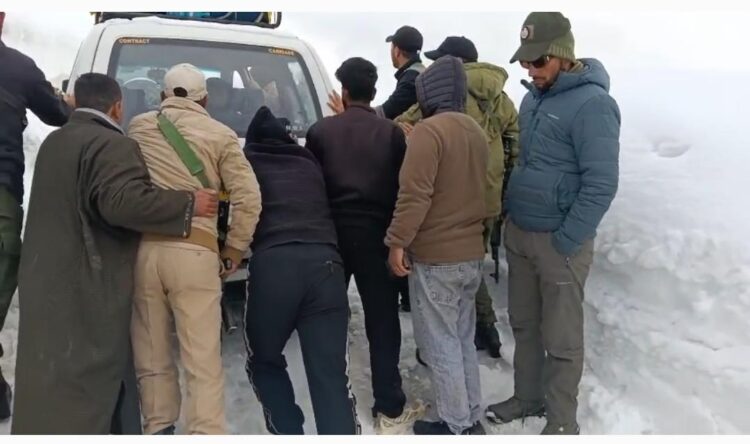 Bandipora Police, BRO Rescue 30 Vehicles Stranded at Razdhan Pass After Fresh Snowfall