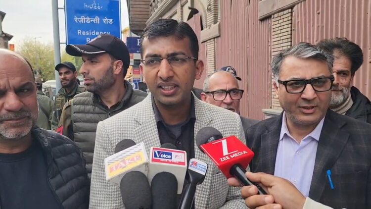 Departure of Hajj Pilgrims: Div Com Kashmir reviews preparations