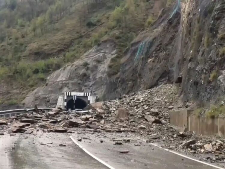 Jammu–Srinagar Highway Closed After Landslide in Ramban, Traffic Halted on Both Sides