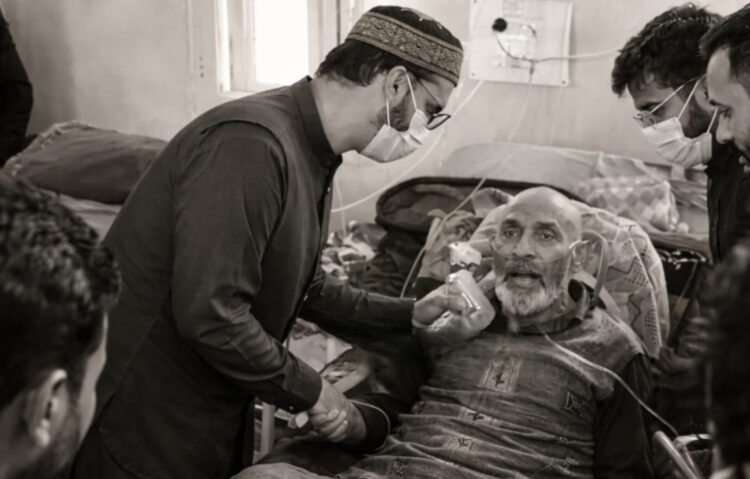 Mirwaiz Visits Rashid’s Critically Ill Father at SMHS, Calls for Humanitarian Relief
