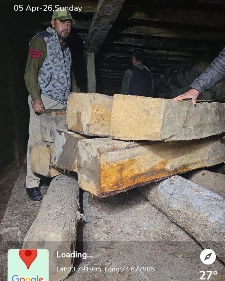 Pulwama Police Bust Illegal Timber Smuggling Racket in Sangerwani