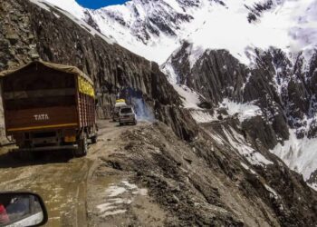 Srinagar–Ladakh Highway Shut for Second Day, 500 Vehicles Stranded in Sonamarg