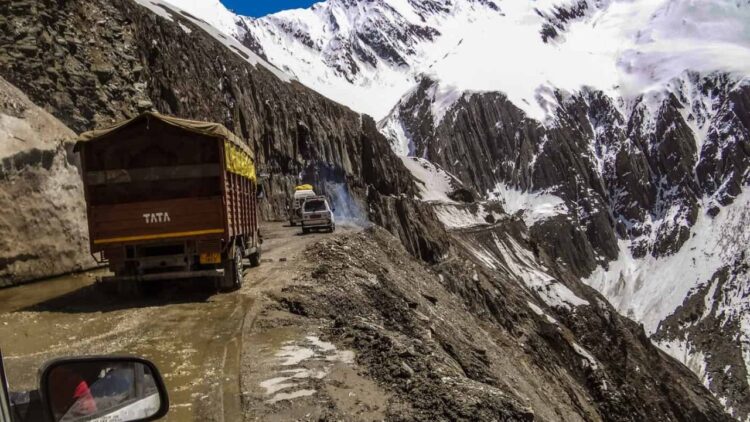 Srinagar–Ladakh Highway Shut for Second Day, 500 Vehicles Stranded in Sonamarg