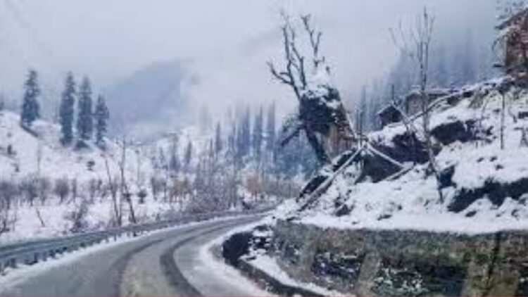 Snow blankets Razdan Pass, hailstorm hits Kashmir plains