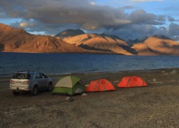 First-Time Crackdown in Ladakh: ₹2 Lakh Fine Imposed on Tourists for Illegal Off-Roading in Pangong, Protected Wildlife Areas